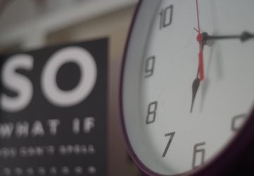 clock demonstrating you should be paid for overtime
